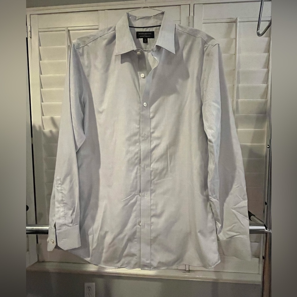 Men’s Banana Republic button down shirt. Like new. Blue and white. Size medium